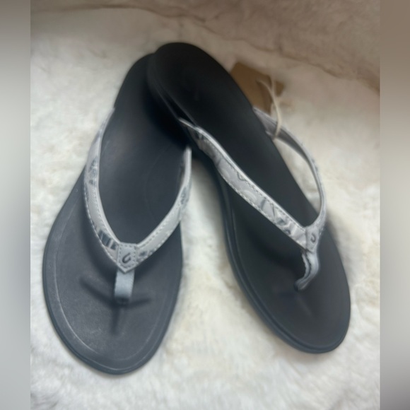 OluKai Ho’Opio Black & grey Sandals comfort island flip flops NWT Sz-9. RS - Picture 2 of 8